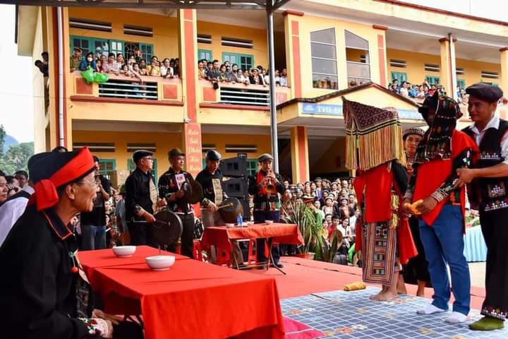 Cô dâu chú rể người Dao thực hiện nghi lễ “Pái toòng”trong ngày cưới. (Ảnh do địa phương cung cấp từ các lễ hội trước dùng để minh họa)