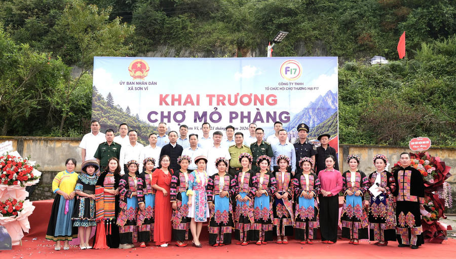 Lãnh đạo các xã và bà con chụp ảnh lưu niệm.