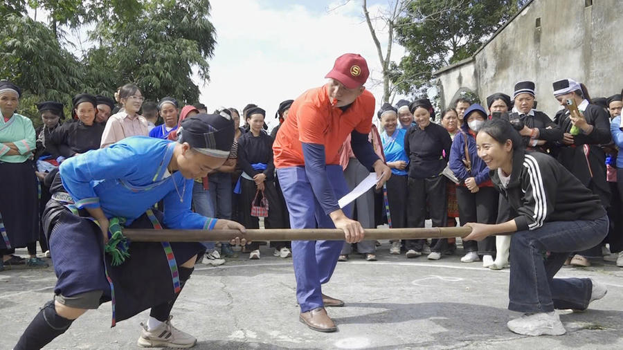 Đẩy gậy là một trong những trò chơi dân gian ở đồng bào vùng cao.