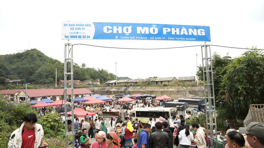 Chợ biên giới Mỏ Phàng thu hút nhiều người dân đến trao đổi hàng hóa.