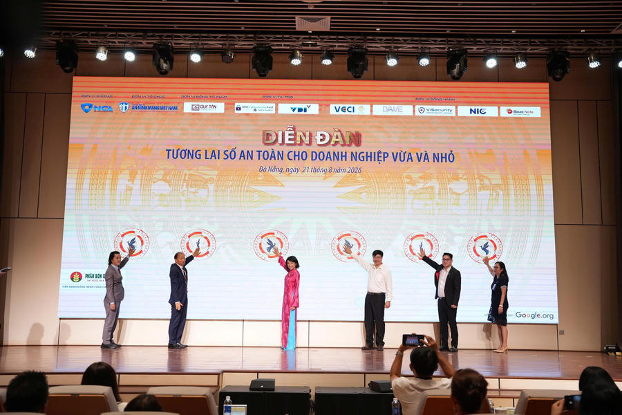 Các đại biểu thực hiện nghi thức hưởng ứng Lễ phát động "Vì một tương lai số an toàn cho doanh nghiệp". (Ảnh: NCA)