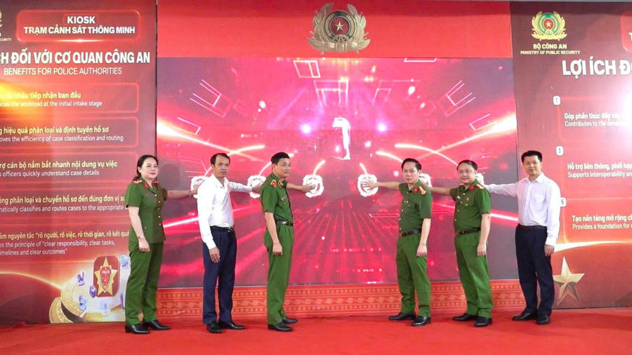 Các đại biểu thực hiện nghi thức bấm nút ra mắt Kiosk “Trạm Cảnh sát thông minh” tại Thanh Hóa.