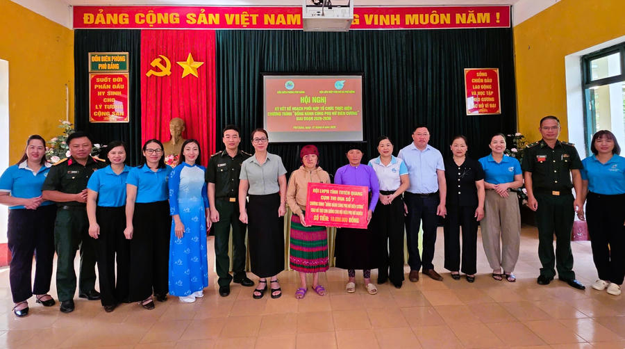 Cụm thi đua số 7 Hội Liên hiệp Phụ nữ tỉnh và Đồn Biên phòng Phó Bảng trao tặng kinh phí hỗ trợ hội viên phụ nữ xã Phó Bảng có hoàn cảnh khó khăn.
