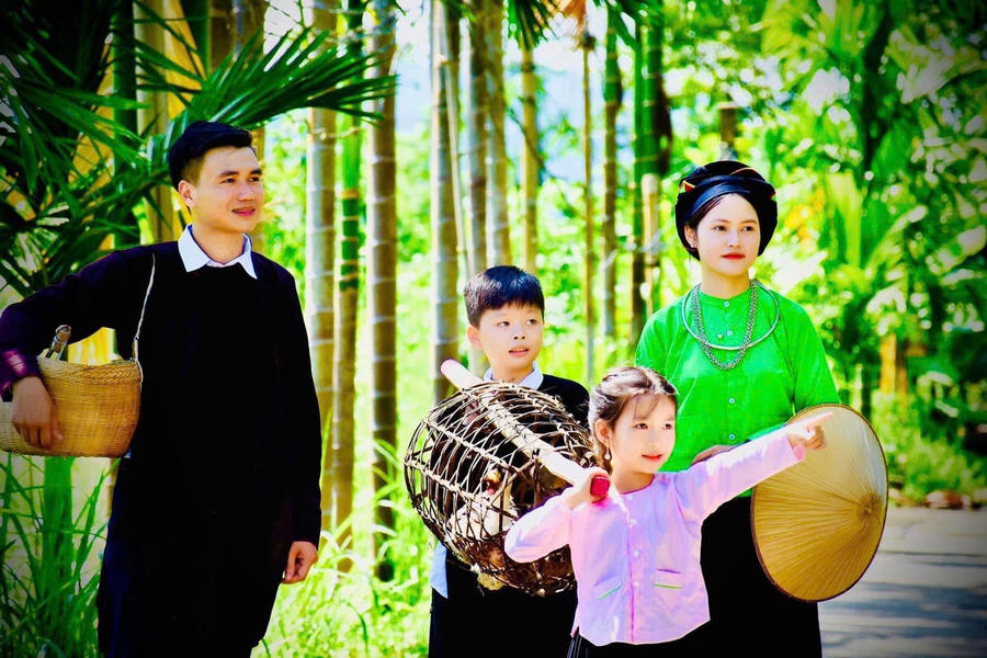 Gia đình con gái về tết ngoại.