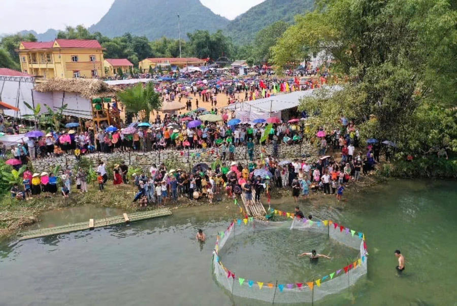 Bóng đá nữ; Thi bắt vịt và nhiều trò chơi dân gian đặc sắc;.. (Ảnh do địa phương cung cấp từ các lễ hội trước dùng để minh họa)