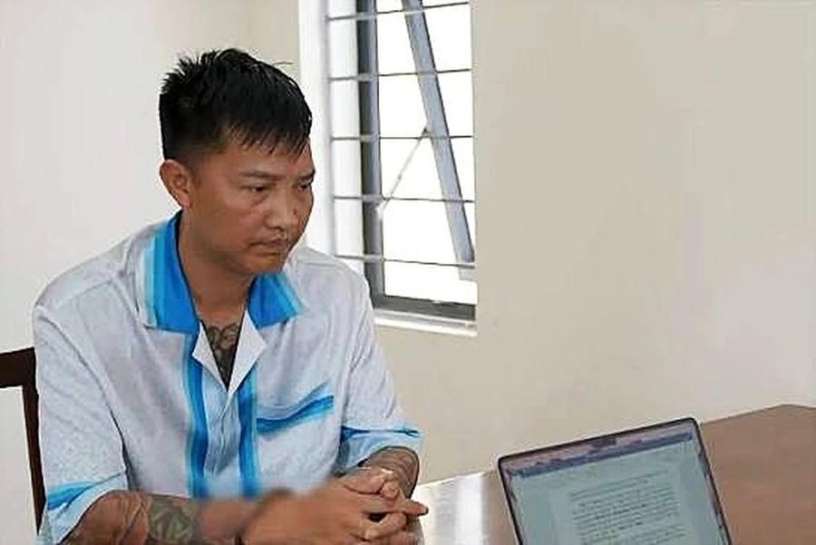 Huấn "Hoa Hồng" làm việc với cơ quan điều tra (Ảnh: Công an cung cấp).