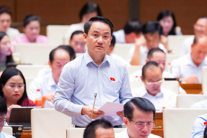 Phó đoàn đại biểu Quốc hội tỉnh Ninh Bình Lê Văn Thế phát biểu tại Hội trường Diên Hồng. Ảnh: Cổng TTĐT Quốc hội