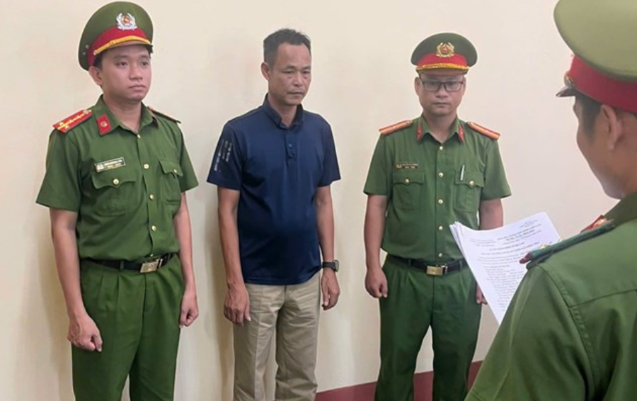 Công an Quảng Ngãi đang đọc lệnh khởi tố vụ án, khởi tố bị can. Ảnh: CAQN