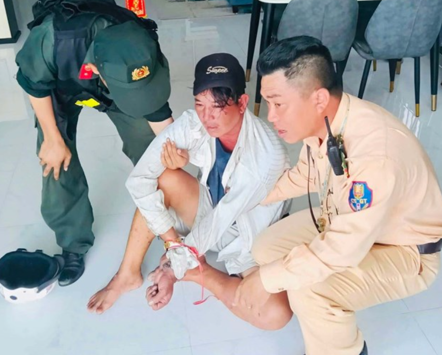 Lực lượng chức năng đã nhanh chóng bắt đối tượng trộm điện thoại của người dân. Ảnh: CSGT Khánh Hòa