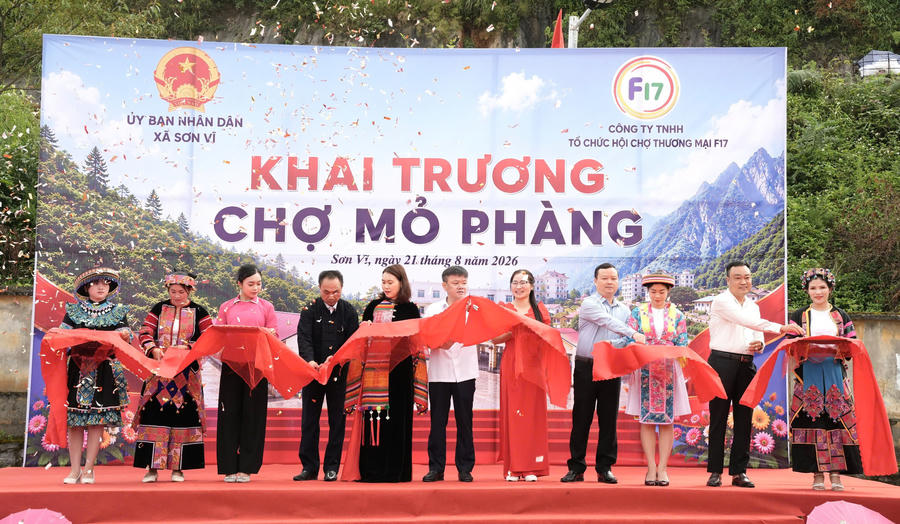 Cắt băng khai trương chợ biên giới Mỏ Phàng.