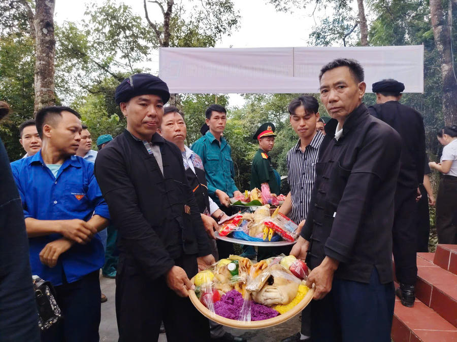 Dâng lễ tại đền thờ Hoàng Văn Thùng.