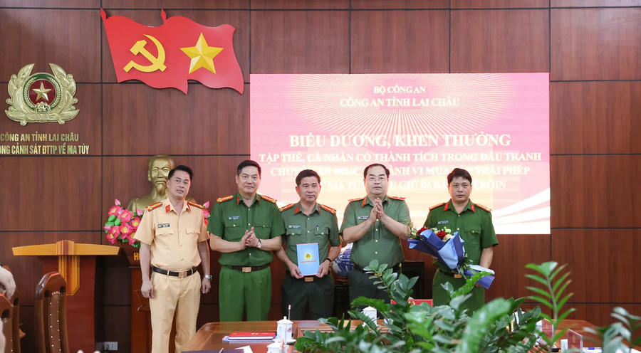 Lãnh đạo Công an tỉnh Lai Châu biểu dương, khen thưởng cho đại diện Ban Chuyên án.
(Ảnh: Công an Lai Châu).