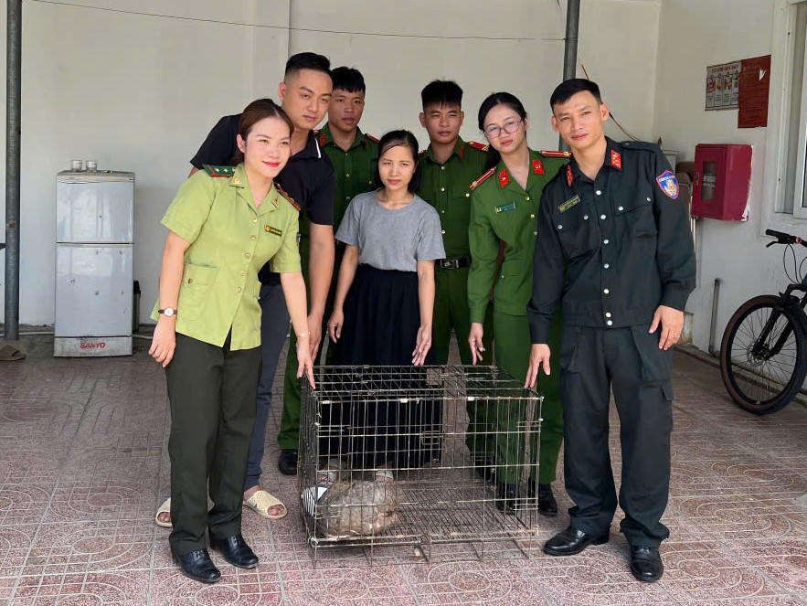 Đội Cảnh sát bảo vệ mục tiêu thuộc Phòng Cảnh sát cơ động, Công an tỉnh Nghệ An bàn giao cá thể tê tê cho Ủy ban nhân dân phường Vinh Lộc. (Ảnh; Công an tỉnh Nghệ An)