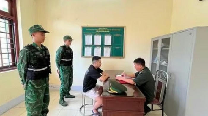 Bộ đội Biên phòng bắt quả tang đối tượng vận chuyển 114 bình khí cười tại biên giới.