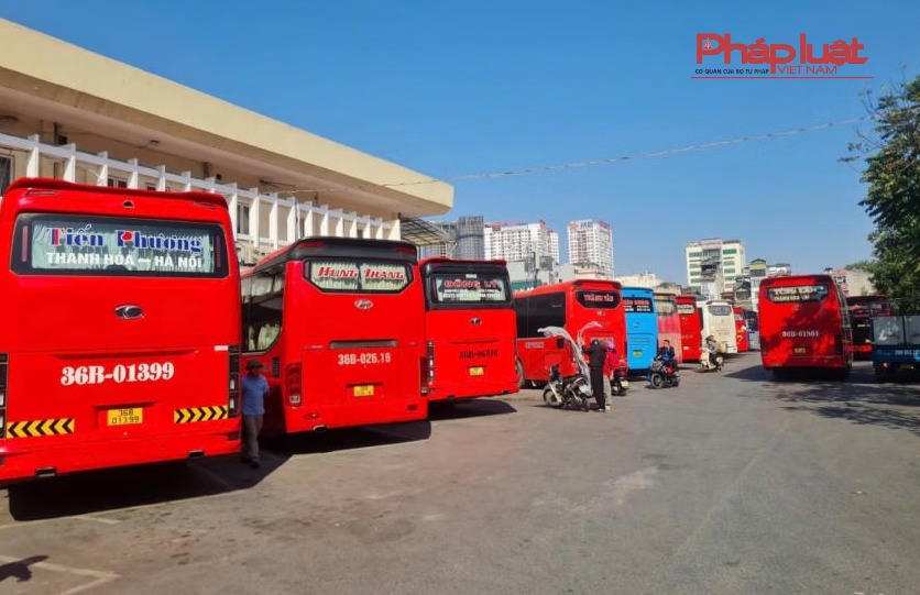 Các phương tiện vận tải hành khách đón, trả khách tại bến xe Giáp Bát.