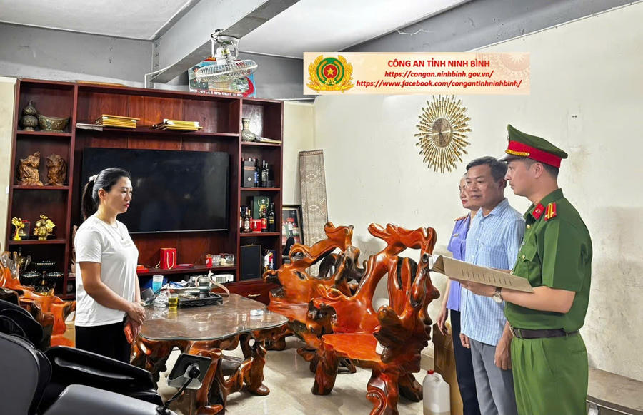 Bị can Trần Thị Nga (áo trắng). (Ảnh: CANB)