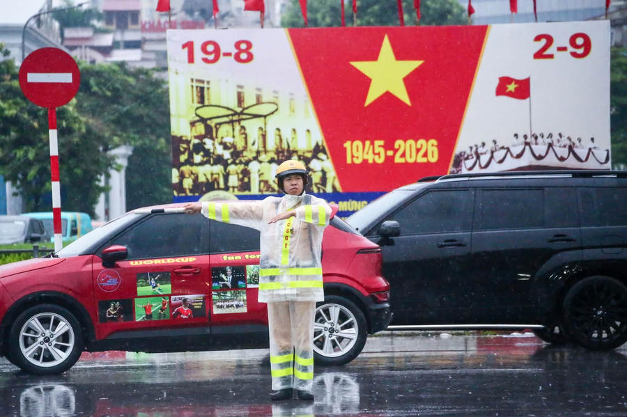 CSGT Hà Nội chủ động ứng phó mưa lớn, bảo đảm an toàn giao thông.
