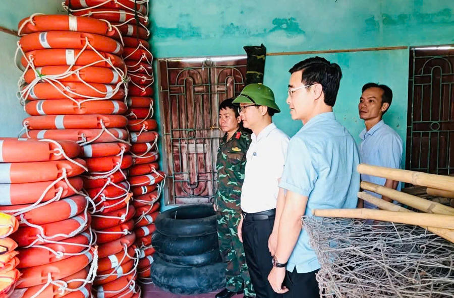 Kiểm tra công tác chuẩn bị sẵn sàng ứng phó mưa, lũ tại xã Trung Chính.