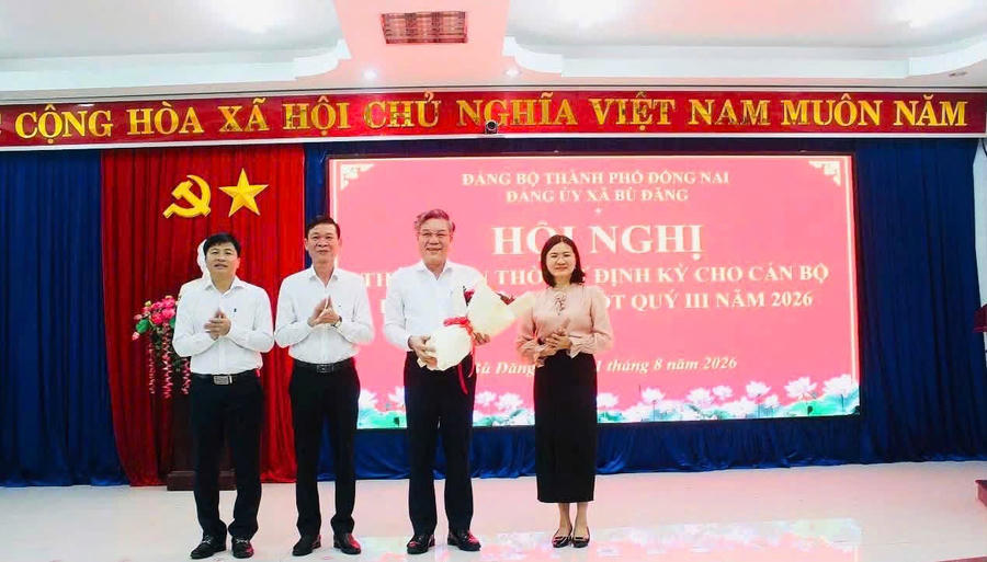 Trưởng ban Tuyên giáo và Dân vận Thành ủy Dương Minh Dũng thông tin thời sự tại xã Bù Đăng.