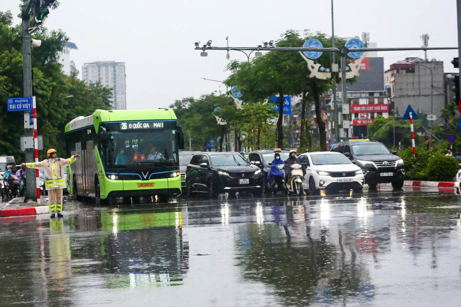 Lực lượng chức năng luôn đảm bảo giao thông, thông suốt.