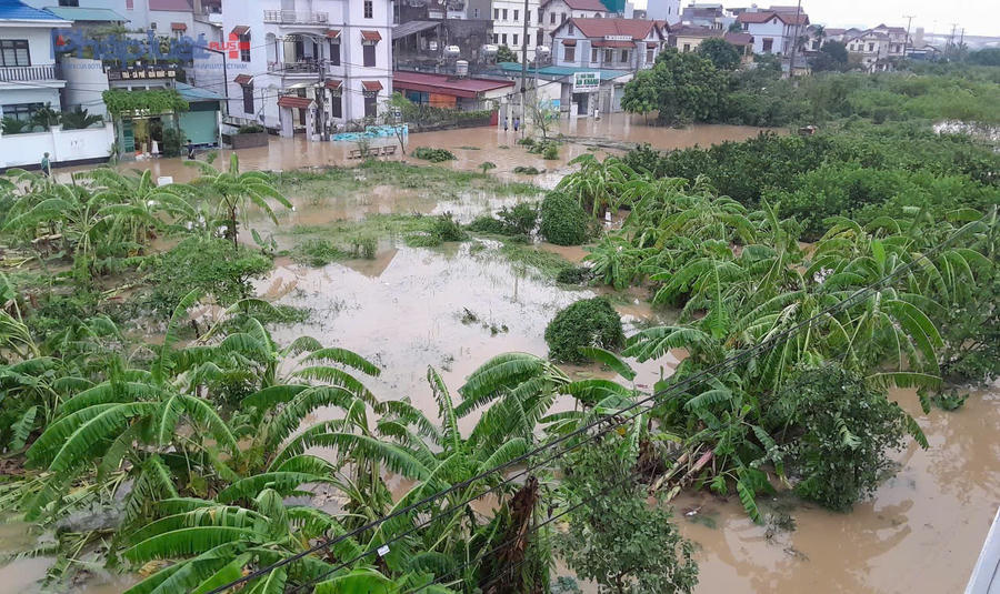 Hà Nội ứng phó, khắc phục hậu quả của mưa, lũ. (Ảnh: Như Trường).