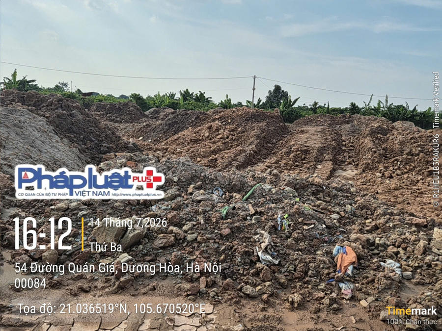 Tại hiện trường xuất hiện nhiều gạch vỡ, đá, đất trạc thải xây dựng và nhiều loại tạp chất khác được đổ lẫn trong nền đất có dấu hiệu không đồng nhất với yêu cầu kỹ thuật trong hồ sơ mời thầu.
