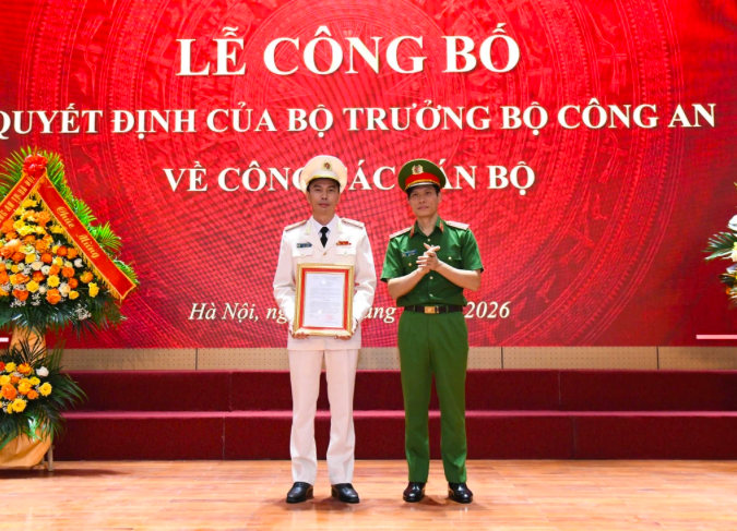 Thiếu tướng Ngô Thanh Bình, Cục trưởng Cục Cảnh sát điều tra tội phạm về ma túy trao quyết định cho Đại tá Trương Văn Hồng (Ảnh: C04).
