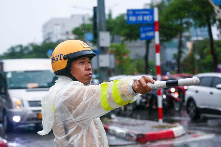 CSGT làm việc dưới trời mưa.