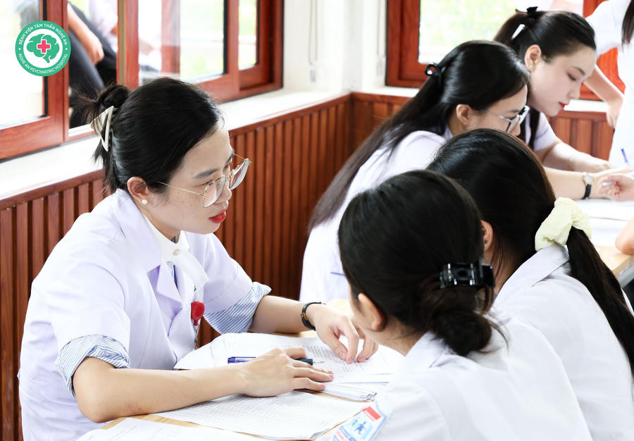 Khám bệnh, đánh giá, sàng lọc sức khỏe tâm thần cho trẻ.