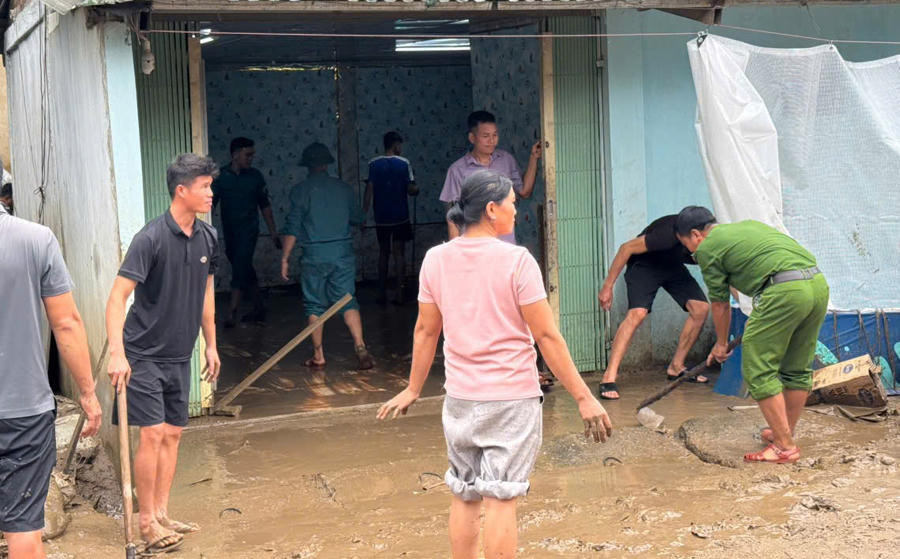 Lực lượng chức năng giúp người dân dọn dẹp.