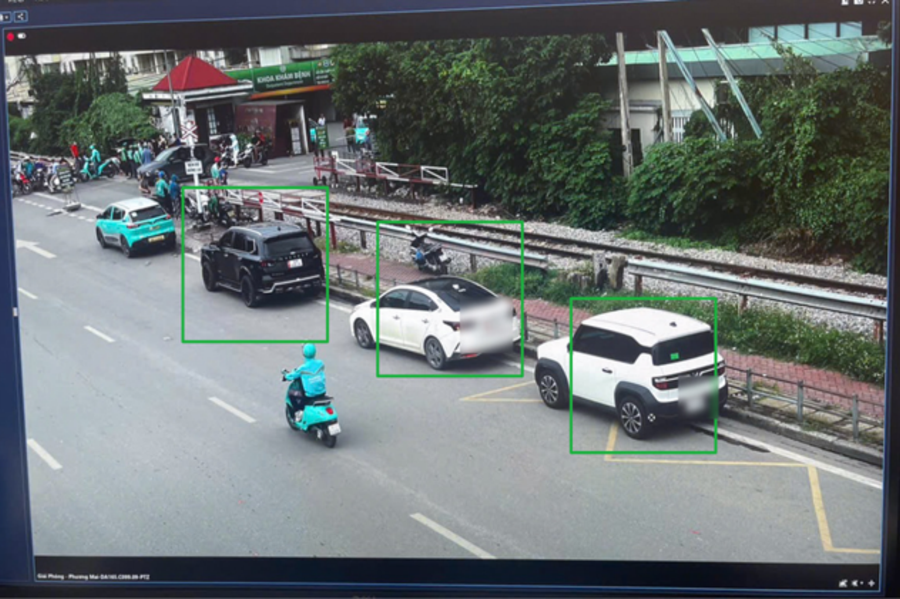 Hình ảnh các phương tiện vi phạm trên tuyến Giải Phóng được camera ghi nhận.