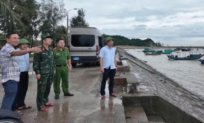 Chính quyền đặc khu Cô Tô kiểm tra tình hình mưa bão tại khu vực xung yếu, sẵn sàng các biện pháp ứng phó.