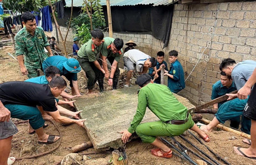 Cùng các lực lượng chức năng dọn dẹp đất đá, khơi thông những điểm ách tắc.