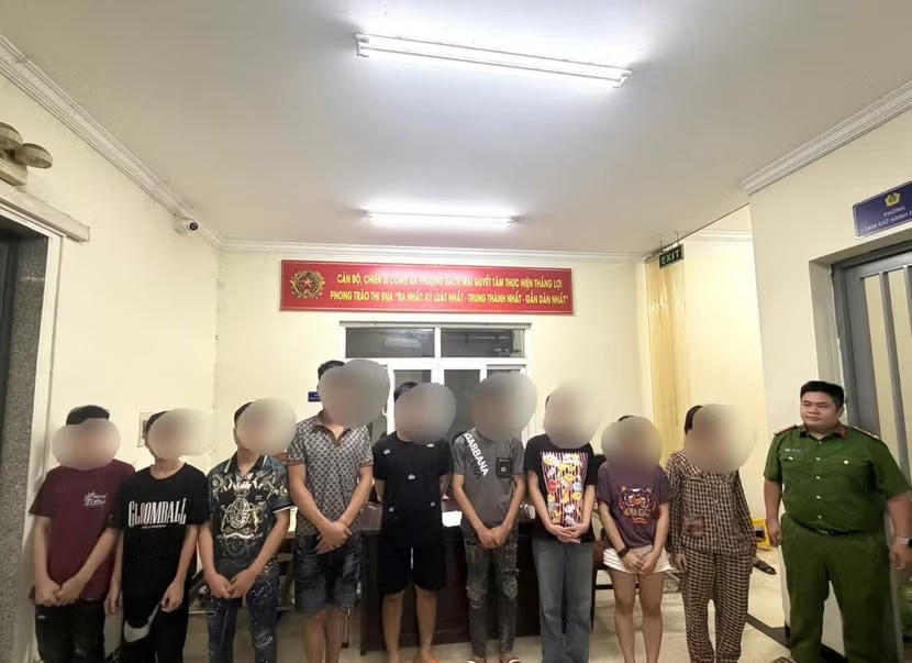 Công an phường Bạch Mai tạm giữ các đối tượng để xử lý theo quy định.