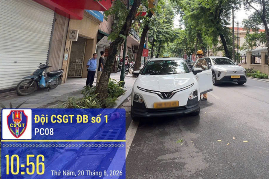 CSGT xử lý tài xế xe công nghệ dừng đỗ sai quy định tại cổng Bệnh viện Phụ sản Trung ương.