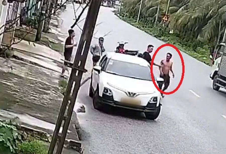 Người đàn ông (khoanh tròn đỏ) có hành vi đánh tài xế giữa đường (Ảnh: Công an cung cấp).