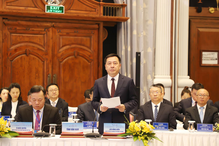 Ông Lưu Hồng Kiến – Phó Bí thư Tỉnh ủy Vân Nam, Bí thư Thành ủy Côn Minh phát biểu tại hội nghị. (Ảnh: CTTĐT Lào Cai).