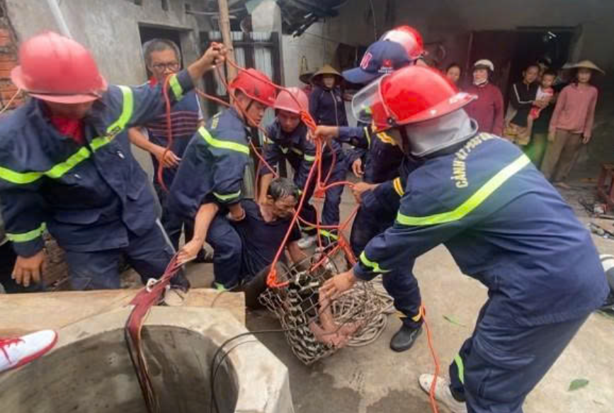 Lực lượng cứu nạn, cứu hộ đưa người đàn ông rơi xuống giếng sâu lên an toàn. Ảnh: Công an Gia Lai
