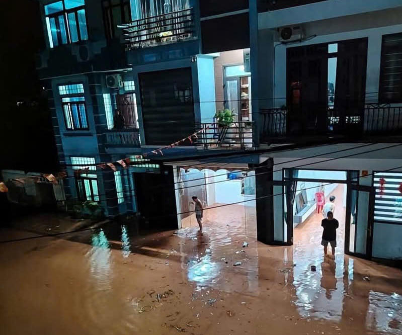Đêm 22/8, nước từ thượng nguồn đổ về khiến nhiều khu vực thấp trũng tại xã Tiên Yên ngập nhanh, người dân thức trắng đêm kê cao đồ đạc, bảo vệ tài sản.