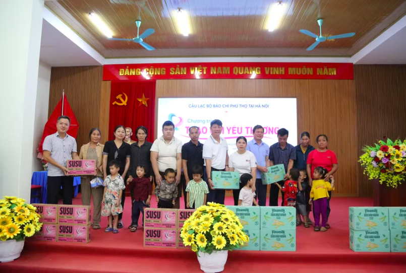 Những món quà giúp các em học sinh có thêm điều kiện đến trường, tiếp tục nuôi dưỡng ước mơ, hoài bão và vươn lên trong cuộc sống.