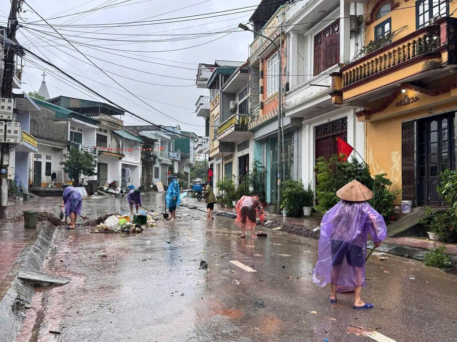 Nước rút người dân dọn bùn, rác khắc phục hậu quả sau một đêm chạy lũ.