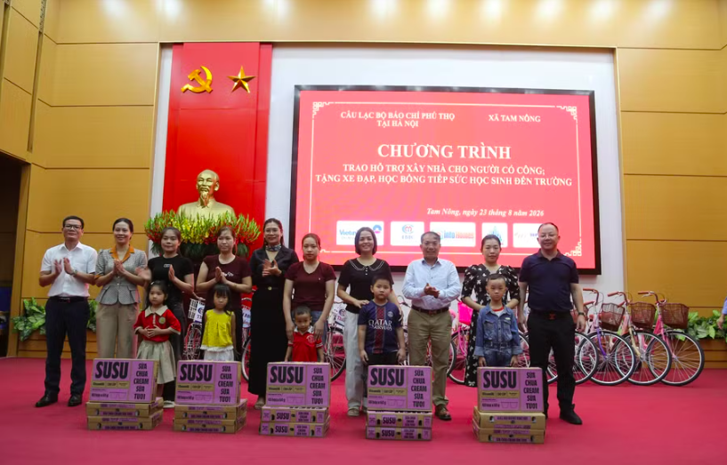 Trao quà và xe đạp cho học sinh khó khăn tại xã Tam Nông.
