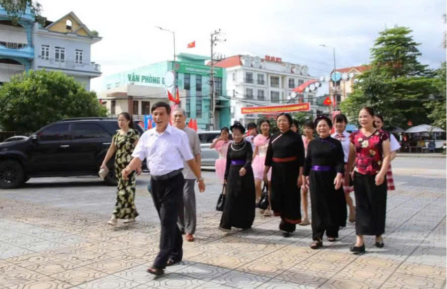 Đông đảo cán bộ, đảng viên và người dân trên địa bàn tỉnh tập trung tại các nhà văn hóa, theo dõi truyền hình trực tiếp sự kiện.