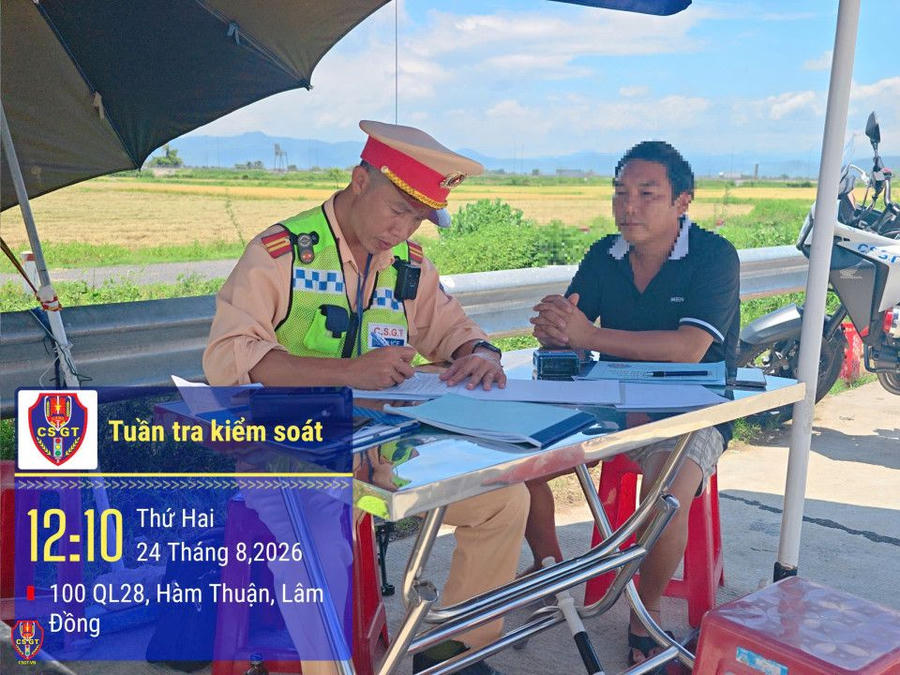 Lực lượng chức năng xác minh, xử lý lái xe điều khiển phương tiện quá thời gian quy định trên cao tốc. (Ảnh: Cục CSGT)