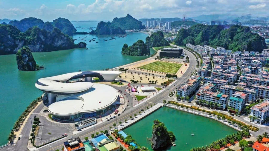 Một góc đô thị Hạ Long hiện đại bên bờ Di sản thiên nhiên thế giới Vịnh Hạ Long, tạo nền tảng để Quảng Ninh bước vào giai đoạn phát triển mới. Một góc đô thị Hạ Long hiện đại bên bờ Di sản thiên nhiên thế giới Vịnh Hạ Long, tạo nền tảng để Quảng Ninh bước vào giai đoạn phát triển mới.