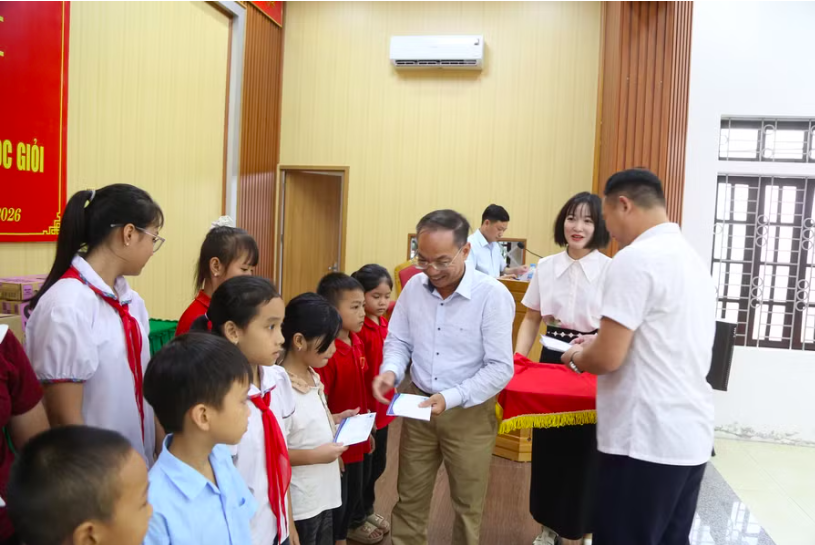 Những món quà giúp các em học sinh có thêm điều kiện đến trường, tiếp tục nuôi dưỡng ước mơ, hoài bão và vươn lên trong cuộc sống.