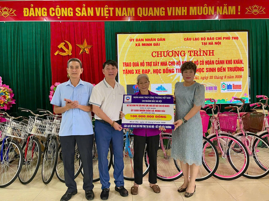 Câu lạc bộ báo chí Phú Thọ tại Hà Nội cùng một số mạnh thường quân đã trao tổng số tiền 100 triệu đồng hỗ trợ xây dựng nhà Đại đoàn kết  cho hộ gia đình bà Hà Thị Toanh tại xã Minh Đài.