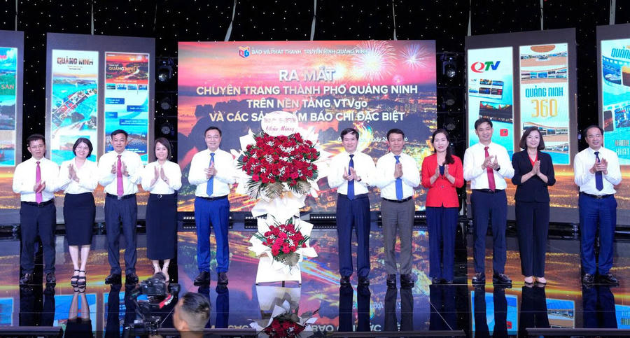 Ông Vũ Quyết Tiến, Phó Bí thư Tỉnh ủy, Chủ tịch Ủy ban MTTQ tỉnh tặng hoa chúc mừng Báo và phát thanh, truyền hình Quảng Ninh. 