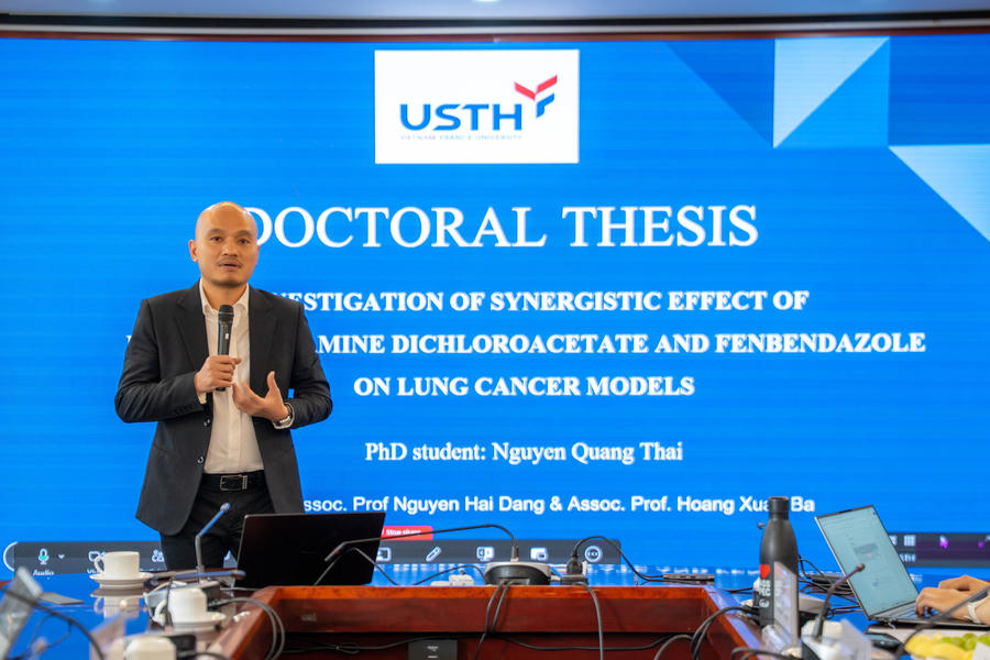 Ông Nguyễn Quang Thái trình bày luận án Tiến sĩ tại Trường Đại học Khoa học và Công nghệ Hà Nội (USTH)