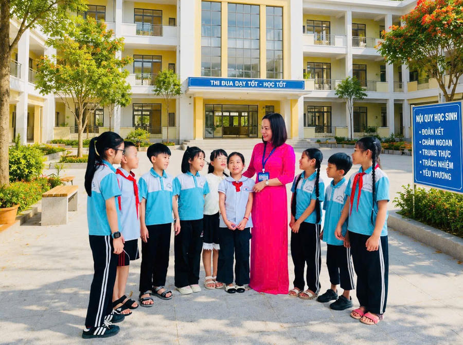 Niềm vui của cô và trò Trường Tiểu học Hạ Long, Đặc khu Vân Đồn trước thềm năm học mới 2026-2027.